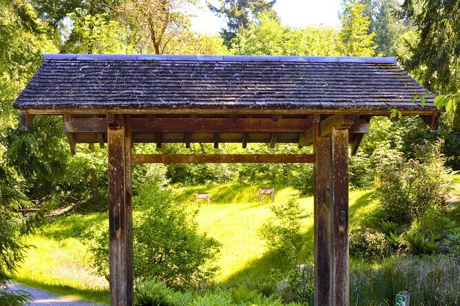 Bainbridge Island Discovery and Wine Tour - Pia the Peacekeeper Troll: The Playful Photo Moment