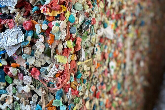 Downtown Seattle Self-Guided Walking Audio Tour - Hammering Man, the Gum Wall, and the chaos of Pike Place