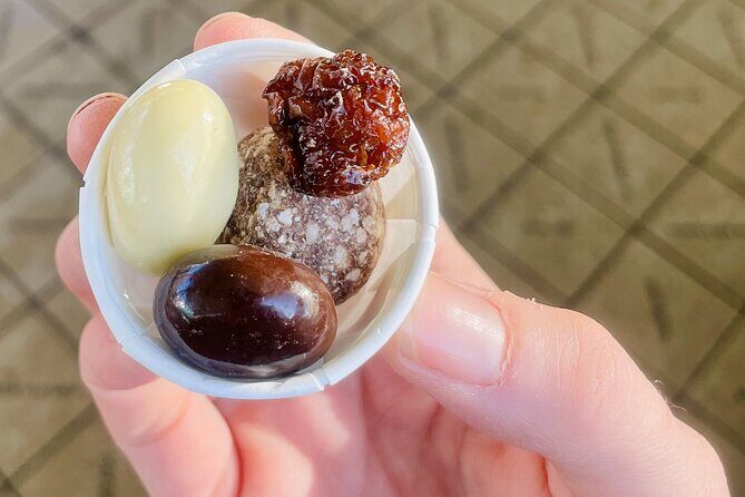 Festive Flavors of Pike Place Market Holiday Food Tour - Group Size and Pace: What Small Groups Buy You