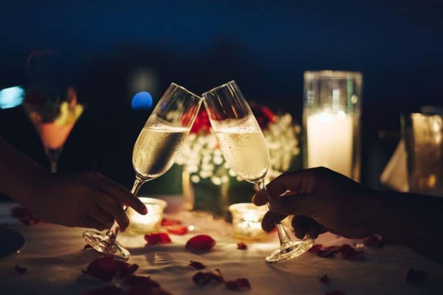 Seattle: Dinner Cruise Experience - A 150-minute dinner cruise that turns Seattle’s skyline into a moving meal