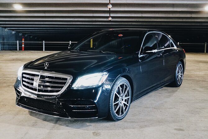 Seattle Roundtrip Chauffeur Driven Airport Transfer - Flight tracking and nameplate greeting that save your stress