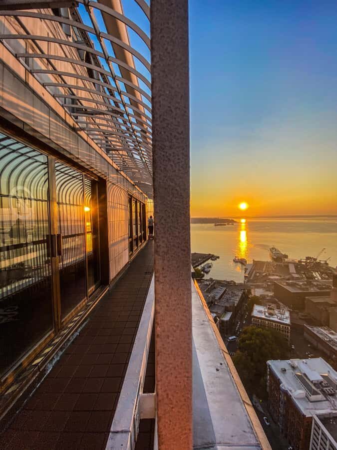 Smith Tower: Observatory Access Ticket - The 35th-floor loop: building your best 360-degree view